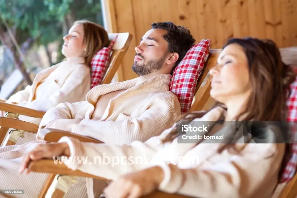 宽敞明亮的桑拿房